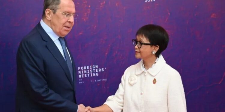 Menteri Luar Negeri Retno Marsudi (kanan) menyambut Menteri Luar Negeri Rusia Sergey Lavrov setibanya di tempat Pertemuan Menteri Luar Negeri (FMM) G20 di Nusa Dua, Bali, Jumat (8/7/2022). (MASAPNEWS/ANT)