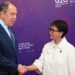 Menteri Luar Negeri Retno Marsudi (kanan) menyambut Menteri Luar Negeri Rusia Sergey Lavrov setibanya di tempat Pertemuan Menteri Luar Negeri (FMM) G20 di Nusa Dua, Bali, Jumat (8/7/2022). (MASAPNEWS/ANT)
