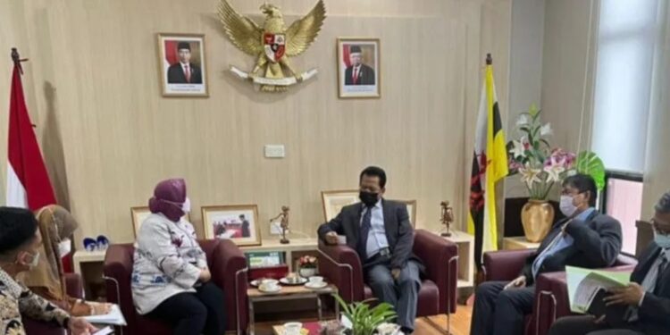 Kementerian Koperasi dan UKM saat menemui Duta Besar Indonesia untuk Brunei Darussalam, Sujatmiko (kanan, masker hitam) di Bandar Seri Begawan, Brunei Darussalam, Rabu (6/7/2022). (MASAPNEWS/ANT/HO-KemenkopUKM)