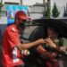 Dokumentasi. Petugas SPBU memberikan panduan kepada seorang pengendara untuk pengisian BBM melalui aplikasi MyPertamina di Bandung, Jawa Barat, Jumat (1/7/2022). (MASAPNEWS/ANT)