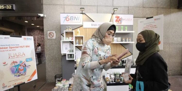 Wakil Direktur Utama BNI Adi Sulistyowati tengah berbelanja sambil meninjau UMKM Binaan BNI pada Bazar Spesial HUT BNI dengan tema “Jelajah UMKM Nusantara atau JUARA” di Jakarta, Selasa (5/7/2022). (MASAPNEWS/ANT/HO-BNI)