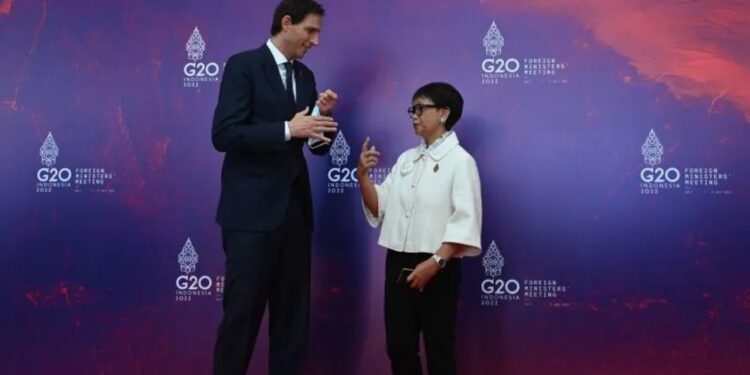 Menteri Luar Negeri Retno Marsudi (kanan) menyambut Menlu Belanda Wopke Hoekstra dalam Pertemuan Menteri Luar Negeri G20 di Nusa Dua, Bali, Jumat (8/7/2022). (MASAPNEWS/ANT)