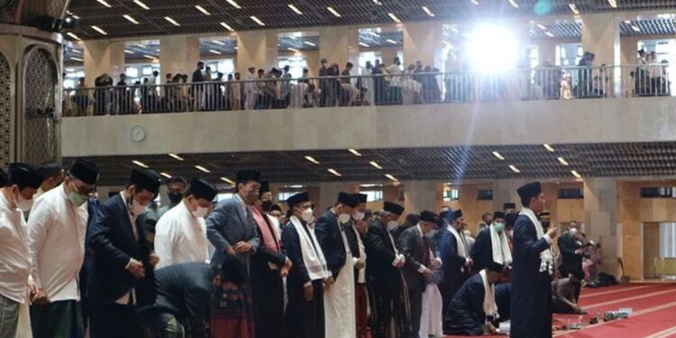 Presiden Joko Widodo melaksanakan Salat Idul Adha 1443 Hijriah di Masjid Istiqlal, Jakarta, Minggu (10/7/2022). (MASAPNEWS/ANT)