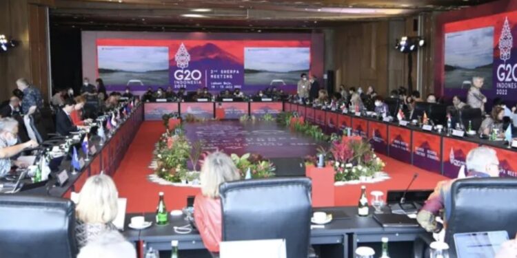Menteri Koordinator Bidang Perekonomian (Menko Perekonomian) Airlangga Hartarto memberikan sambutan pada pembukaan 2nd Sherpa Meeting di Labuan Bajo, Nusa Tenggara Timur (NTT), Minggu (10/7/2022) secara virtual. (MASAPMEWS/ANT/HO-Kemenko Perekonomian)