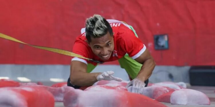 Arsip foto - Atlet panjat tebing Indonesia Aspar Jaelolo beradu kecepatan pada nomor speed saat simulasi pra-Olimpiade di Arena Panjat Tebing Mandala Krida, DI Yogyakarta. Kamis (20/9/2019). Uji pertandingan antaratlet pelatnas panjat tebing tersebut untuk meningkatkan kemampuan menjelang kejuaraan dunia di Villars, Swiss dan Chamonix, Prancis pada Juli mendatang. (MASAPNEWS/ANT)