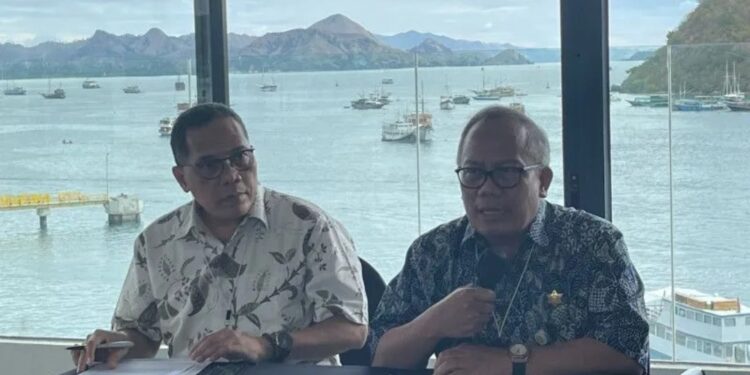 Sekretaris Jenderal Kementerian Pertanian Kasdi Subagyono (kanan) dalam konferensi pers sesi Arsitektur Kesehatan Global di Labuan Bajo, NTT, Minggu (10/7/2022). (MASAPNEWS/ANT)