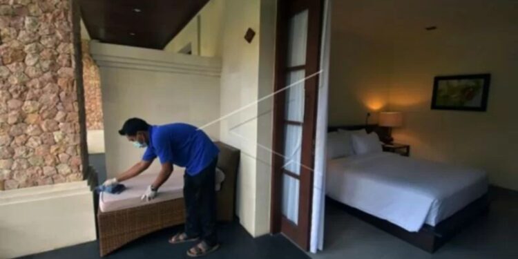 Ilustrasi - Pekerja membersihkan kamar yang akan digunakan sebagai tempat karantina bagi wisatawan mancanegara di Hotel Griya Santrian, Sanur, Denpasar, Bali, Senin (11/10/2021). (MASAPNEWS/ANT)