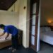 Ilustrasi - Pekerja membersihkan kamar yang akan digunakan sebagai tempat karantina bagi wisatawan mancanegara di Hotel Griya Santrian, Sanur, Denpasar, Bali, Senin (11/10/2021). (MASAPNEWS/ANT)
