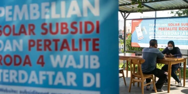 Petugas melayani pendaftaran warga untuk membeli solar dan pertalite di SPBU Giwangan, Yogyakarta, Jumat (1/7/2022). (MASAPNEWS/ANT)
