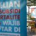 Petugas melayani pendaftaran warga untuk membeli solar dan pertalite di SPBU Giwangan, Yogyakarta, Jumat (1/7/2022). (MASAPNEWS/ANT)