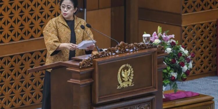 Ketua DPR Puan Maharani memberikan sambutan saat rapat paripurna ke-28 masa persidangan V tahun 2021-2022 di Kompleks Parlemen, Senayan, Jakarta, Kamis (7/7/2022). (MASAPNEWS/ANT)