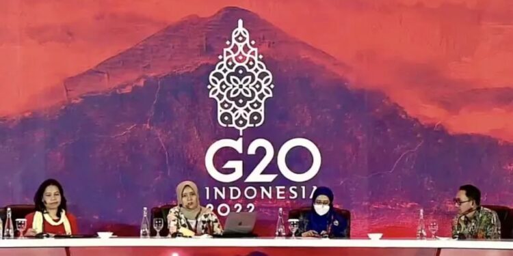 Kepala Pusat Kebijakan Pembiayaan Perubahan Iklim dan Multilateral Kementerian Keuangan Dian Lestari (dua kiri) memberi pernyataan kepada media saat sesi jumpa pers di BNDCC, Badung, Bali, Selasa (12/7/2022). (MASAPNEWS/ANT)