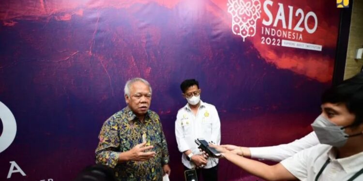 Menteri PUPR Basuki Hadimuljono (kiri) usai acara Penyerahan Laporan Keuangan K/L dan Dukungan LKBUN Tahun 2021 pada Entitas Pemeriksaan di Lingkungan Auditorat Utama Keuangan Negara IV, di Kantor BPK RI Jakarta, Rabu (13/7/2022). (MASAPNEWS/ANT/HO-Kementerian PUPR)