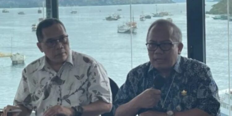 Sekretaris Jenderal Kementerian Pertanian RI Kasdi Subagyono (kanan) memberikan keterangan usai pertemuan Sherpa G20 di Hotel Meruorah Labuan Bajo, Kabupaten Manggarai Barat, NTT, Selasa (12/72022). (MASAPNEWS/ANT)