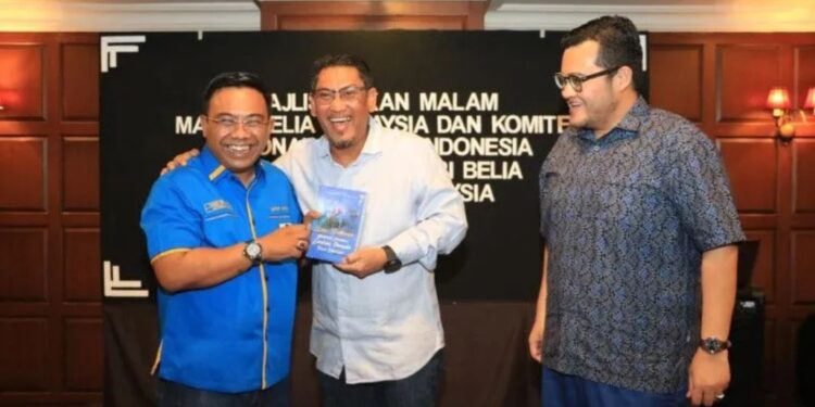 Ketua Umum Dewan Pengurus Pusat (DPP) Komite Pemuda Nasional Indonesia (KNPI) Haris Pertama (kiri) bertemu dengan Menteri Belia dan Sukan Malaysia Ahmad Faizal Azumu (tengah) dan Presiden Majlis Belia Malaysia Mohd Izzat Afifi Abdul Hamid (kanan) di Kuala Lumpur, Rabu (13/7/2022). (MASAPNEWS/ANT/HO-KNPI Malaysia)