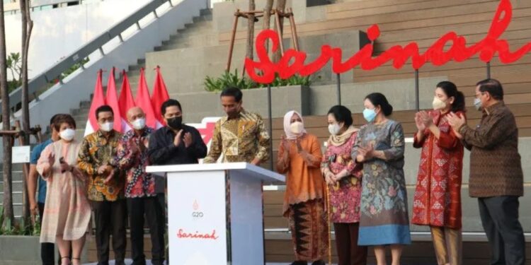Presiden Jokowi menandatangani prasasti persmian pusat perbelanjaan Sarinah di Sarinah Jakarta, Kamis (14/7/2022). (MASAPNEWS/ANT)