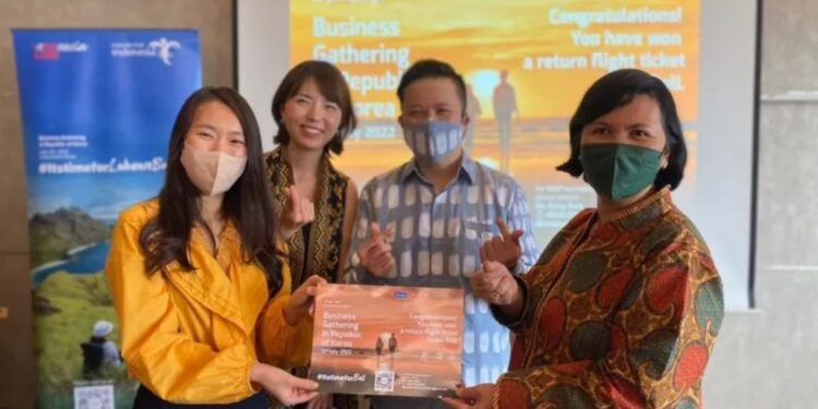 Para peserta kegiatan "Business Gathering in Republic of Korea" melakukan promosi pariwisata Indonesia di Lotte Hotel, Seoul, Korea Selatan, Selasa (12/7/2022). (MASAPNEWS/ANT/HO-Kemenparekraf)