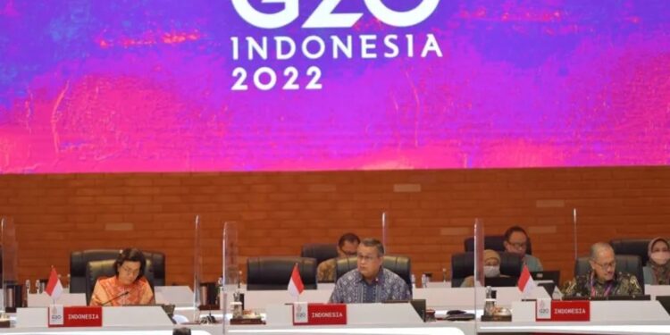 Gubernur Bank Indonesia Perry Warjiyo (tengah) bersama Menteri Keuangan Sri Mulyani Indrawati (kiri) dan Deputi Gubernur Bank Indonesia Dody Budi Waluyo (kanan) menyampaikan sambutan pada pertemuan hari kedua Menteri Keuangan dan Gubernur Bank Sentral (FMCBG) G20 di Nusa Dua, Bali, Sabtu (16/7/2022). Pertemuan pada hari kedua tersebut untuk melanjutkan pembahasan sejumlah agenda terkait ekonomi global dan keuangan. (MASAPNEWS/ANT)