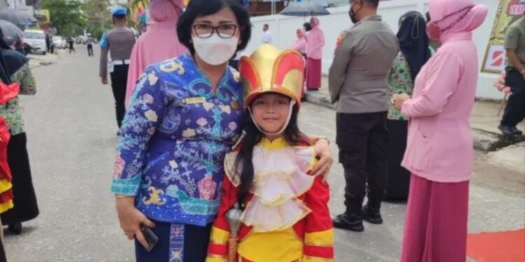 Ketua DPRD Rinie berfoto dengan salah seorang murid TK Kemala Bhayangkari 18 Sampit usai peresmian gedung baru satuan pendidikan tersebut, Rabu (13/7/2022). (MASAPNEWS/ANT/HO-Dokumentasi Pribadi)