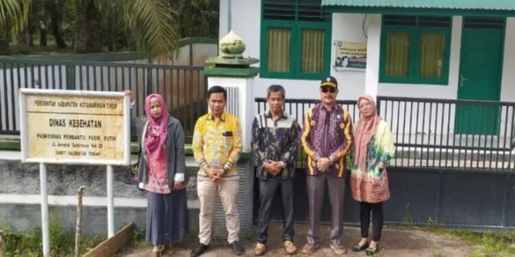 Tiga legislator daerah pemilihan 1 yaitu Riskon Fabiansyah, Parningotan Lumban Gaol dan Ardiansyah saat reses pekan lalu mendapati Pustu di Kelurahan Pasir Putih yang tutup karena tidak ada pegawai. (MASAPNEWS/ANT/HO-Dokumentasi Pribadi)