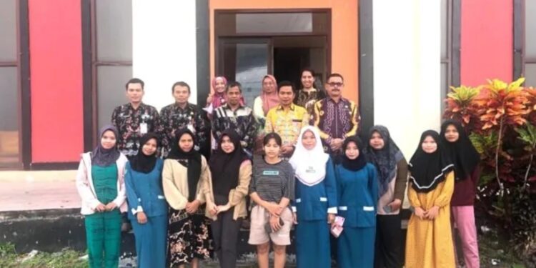 Anggota DPRD Kotim Riskon Fabiansyah (batik kuning) bersama anggota dewan lainnya daerah pemilihan 1 berfoto dengan mahasiswi penghuni asrama mahasiswi di Sampit, pekan lalu. (MASAPNEWS/ANT/HO-Dokumentasi Pribadi)