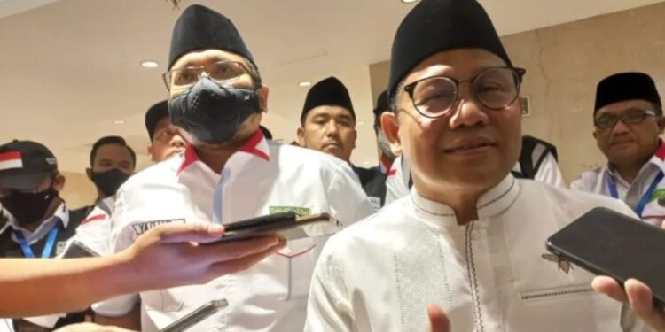 Arsip-Wakil Ketua DPR RI Muhaimin Iskandar (kanan) didampingi Menteri Agama RI Yaqut Cholil Qoumas (kiri) saat memberi keterangan usai rapat koordinasi penyelenggaraan ibadah haji 1443 H/2022 M di Mekkah, Selasa (5/7/2022). (MASAPNEWS/ANT)