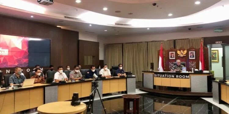 Deputi I KSP Febry Calvin Tetelepta memimpin rapat koordinasi program pembangunan, pengoperasian, dan pemeliharaan Jaringan Tegangan Menengah di Maluku bersama di Gedung Bina Graha, Jakarta, Kamis (21/7/2022). (MASAPNEWS/ANT/HO-KSP)