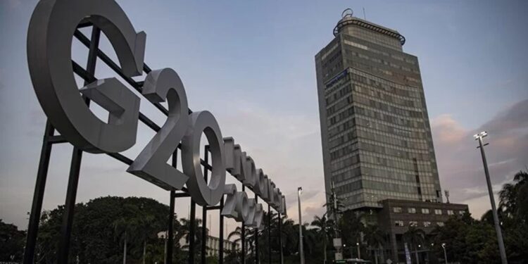 Pengendara motor melintas di samping logo Presidensi G20 Indonesia 2022 di Bundaran HI, Jakarta, Jumat (21/1/2022). (MASAPNEWS/ANT)