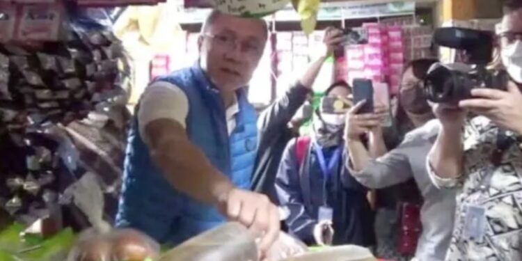 Menteri Perdagangan (Mendag) RI, Zulkifli Hasan memantau harga sembako di Pasar Cibinong, Kabupaten Bogor, Jawa Barat, Jumat (22/7/2022). (MASAPNEWS/ANT)