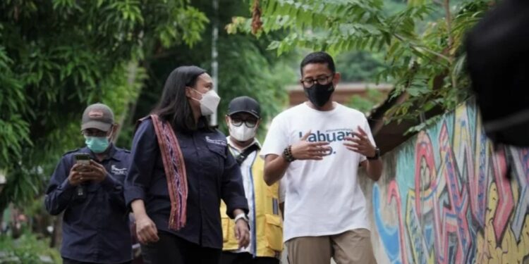 Menteri Pariwisata dan Ekonomi Kreatif Sandiaga Uno (Kanan) di Labuan Bajo, Nusa Tenggara Timur. (MASAPNEWS/ANT/HO-BPOLBF)