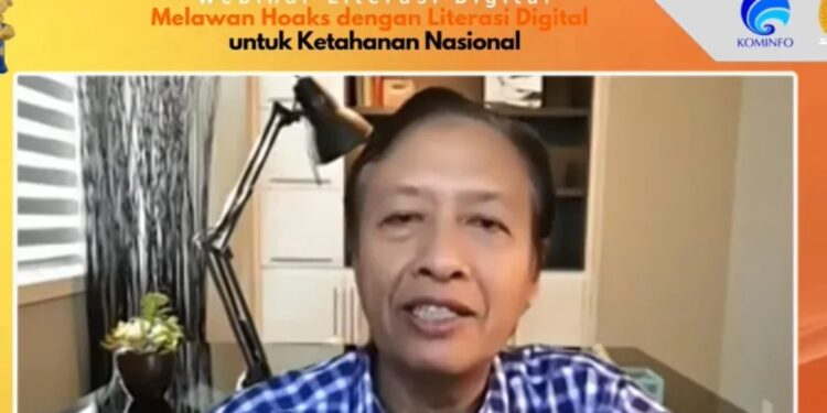 Tangkapan layar ahli komunikasi dari Universitas Airlangga, Henri Subiakto, dalam webinar yang disiarkan langsung di kanal YouTube Ditjen IKP Kominfo, Kamis (21/7). (MASAPNEWS/ANT)