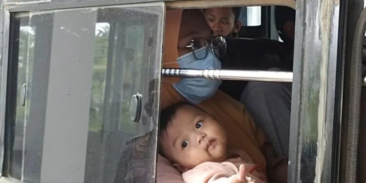Caption:Pekerja Migran Indonesia (PMI) non prosedural diberangkatkan dari PLBN Badau perbatasan RI-Malaysia wilayah Kapuas Hulu untuk diserahkan kepada Badan Perlindungan Pekerja Migran Indonesia di Pontianak, Kalimantan Barat, Rabu (13/7/2022). (MASAPNEWS/ANT)