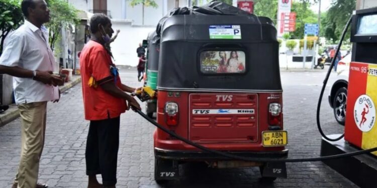 Orang-orang mengisi bahan bakar kendaraan di sebuah pom bensin di Kolombo, Sri Lanka pada 24 Mei 2022. (Xinhua/Gayan Sameera)