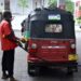 Orang-orang mengisi bahan bakar kendaraan di sebuah pom bensin di Kolombo, Sri Lanka pada 24 Mei 2022. (Xinhua/Gayan Sameera)