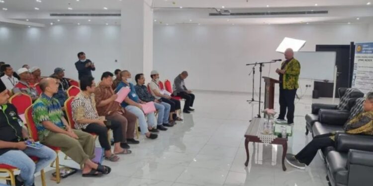 Staf Teknis Ketenagakerjaan KJRI Jeddah Kholid Ibrahim menyampaikan sambutan pada acara pelatihan untuk memelihara kendaraan bermotor bagi para pekerja migran Indonesia di Jeddah, Arab Saudi. (MASAPNEWS/ANT/HO-KJRI Jeddah)