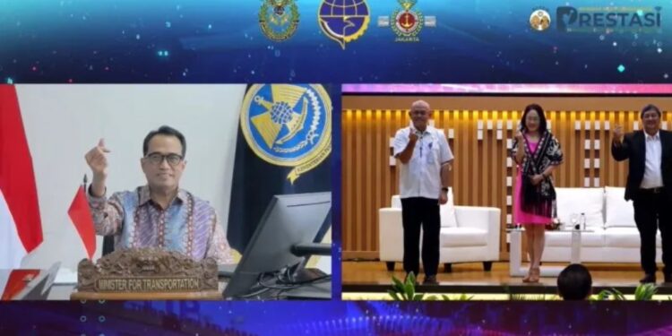 Menteri Perhubungan Budi Karya Sumadi (kiri) dalam acara Lecture International Series 1 bertema “Kolaborasi Menuju Pendidikan Maritim Berkelanjutan dan Pertumbuhan Sumber Daya Manusia” dengan mengundang Profesor tamu Sun-Young Lim dari Korea Maritime and Ocean University (KMOU), Korea Selatan, pada Senin (25/7). (MASAPNEWS/Kemenhub)