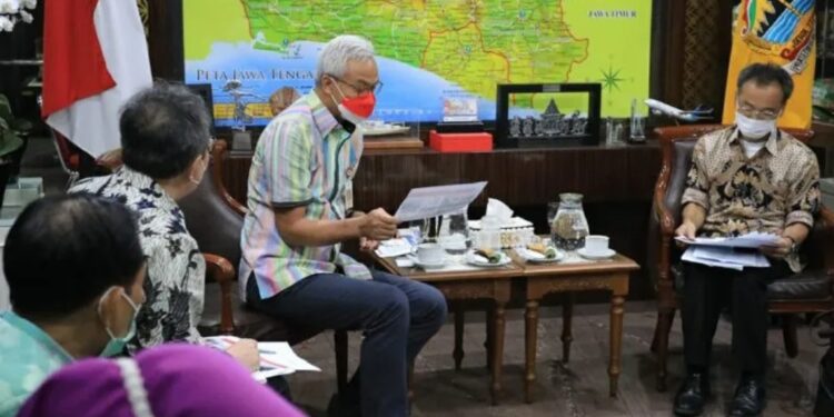 Gubernur Jawa Tengah Ganjar Pranowo berbincang dengan Kepala Perwakilan Kantor Indonesia JICA Yasui Takehiro di Semarang, Selasa (26/7/2022). (MASAPNEWS/ANT/HO-Humas Pemprov Jateng)