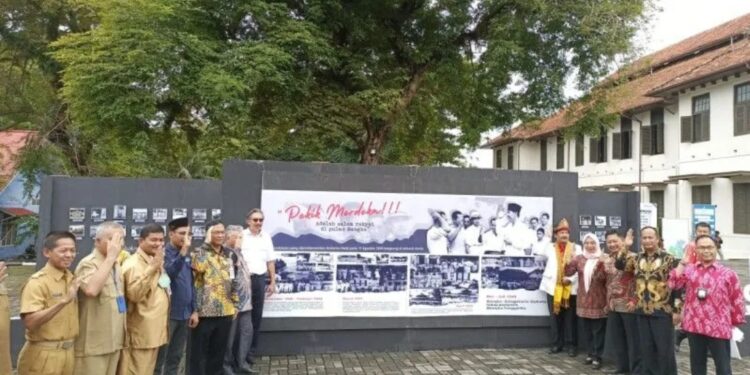 Kepala BPIP Yudian Wahyudi (mengenakan tanjak/ikat kepala) berada di Mentok, Bangka Barat, Provinsi Babel untuk menyosialisasiokan Salam Pancasila. (MASAPNEWS/ANT)