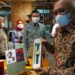 Menteri Koperasi dan UKM Teten Masduki memperlihatkan salah satu produk UKM yang akan menjadi suvenir resmi G20 yang dipamerkan di Gedung SMESCO, Jakarta Selatan, Selasa (26/7/2022). (MASAPNEWS/ANT)