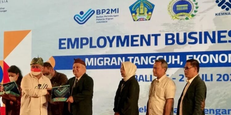 Kepala Badan Pelindungan Pekerja Migran Indonesia (BP2MI) Benny Rhamdani (kiri) memberi plakat penghargaan kepada perwakilan agen penyedia kerja dari Romania (empat kanan) saat acara penutupan Employment Business Meeting di Badung, Bali, Rabu (27/7/2022). (MASAPNEWS/ANT)