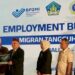 Kepala Badan Pelindungan Pekerja Migran Indonesia (BP2MI) Benny Rhamdani (kiri) memberi plakat penghargaan kepada perwakilan agen penyedia kerja dari Romania (empat kanan) saat acara penutupan Employment Business Meeting di Badung, Bali, Rabu (27/7/2022). (MASAPNEWS/ANT)