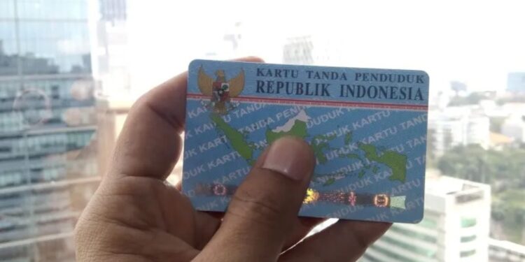 Warga menunjukkan KTP elektronik ada info Nomor Induks Kependudukan (NIK) di Jakarta, Kamis (23/06/2022) (MASAPNEWS/ANT)