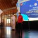 Atlet para angkat berat National Paralympic Committees (NPC) Indonesia Ni Nengah Widyasih (kiri) mencium bendera merah putih dengan disaksikan Menpora Zainudin Amali (kanan) saat acara Pengukuhan dan Pelepasan Kontingen Indonesia untuk ASEAN Para Games XI 2022 di Balai Kota Solo, Jawa Tengah, Senin (25/7/2022). Tim NPC Indonesia menargetkan bisa menjadi juara umum di ASEAN Para Games Solo 2022 dengan minimal memperoleh 104 medali emas. (MASAPNEWS/ANT)