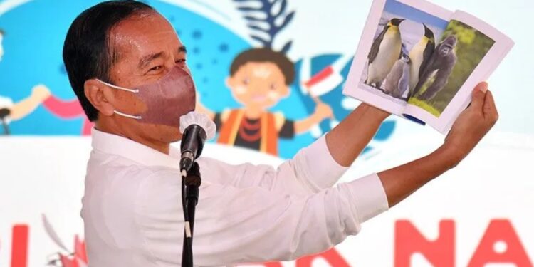 Presiden Joko Widodo menunjukan gambar-gambar hewan dalam buku pada perayaan Puncak Peringatan Hari Anak Nasional Tahun 2022 di Kebun Raya Bogor, Jawa Barat, Sabtu (23/7/2022). (MASAPNEWS/ANT/HO-Biro Pers Setpres)