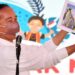 Presiden Joko Widodo menunjukan gambar-gambar hewan dalam buku pada perayaan Puncak Peringatan Hari Anak Nasional Tahun 2022 di Kebun Raya Bogor, Jawa Barat, Sabtu (23/7/2022). (MASAPNEWS/ANT/HO-Biro Pers Setpres)