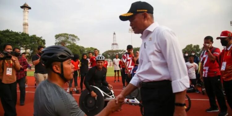 Menteri Koordinator Bidang Pembangunan Manusia dan Kebudayaan (Menko PMK) Muhadjir Effendy saat meninjau persiapan atlet Indonesia jelang ASEAN Para Games 2022 di Solo, Jumat (29/7/2022). (MASAPNEWS/ANT/HO-Kemenko PMK)