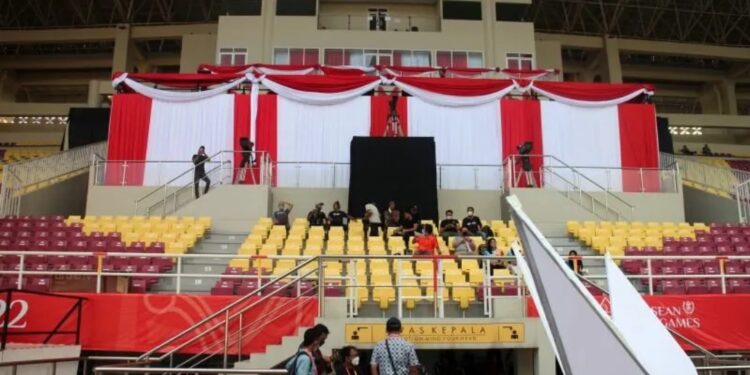 Sejumlah panitia mempersiapkan acara opening ceremony APG XI 2022 di Stadion Manahan Solo, Sabtu (30/7/2022). (MASAPNEWS/ANT)