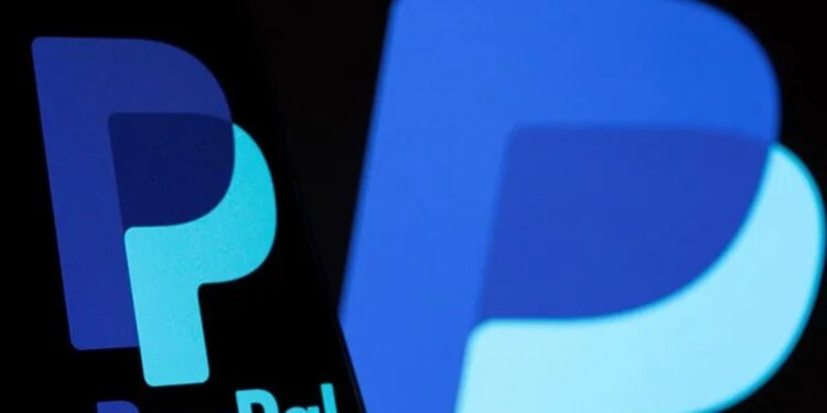 Arsip foto - Logo PayPal terlihat pada smartphone di depan logo yang sama yang diambil pada Rabu (8/9/2021). (MASAPNEWS/ANT/REUTERS)