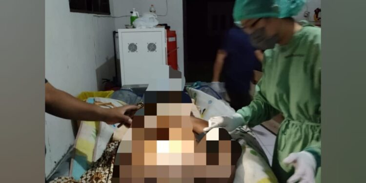 Jenazah salah satu korban saat dievakuasi di RSUD Kuala Kurun, Selasa (26/7/2022). (IST)