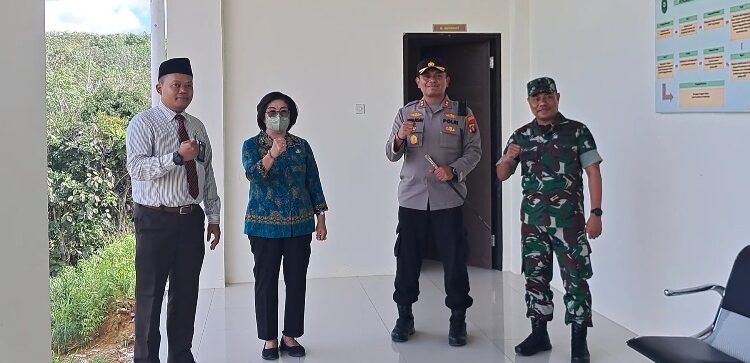 Wakil Bupati Gumas, Efrensia L.P. Umbing bersama Kapolres AKBP Irwansah dan lainnya berfoto bersama di Kuala Kurun, Jumat (1/7/2022). (MASAPNEWS/GCM)